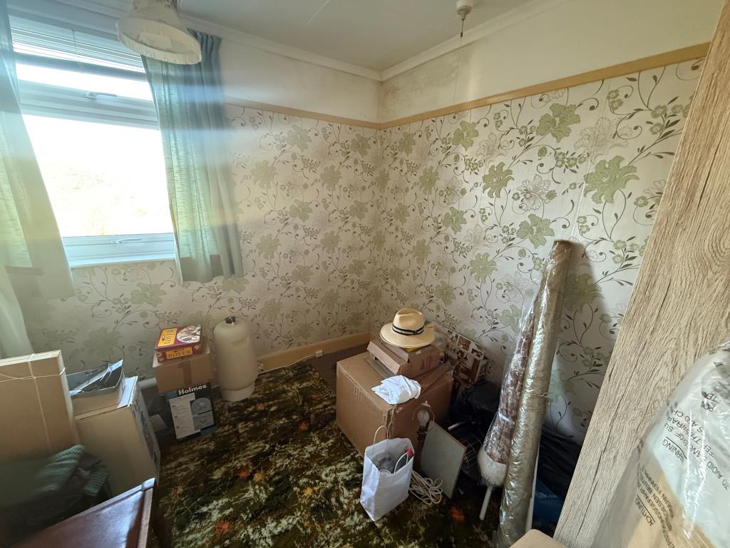 Lot: 118 - TWO-BEDROOM MID-TERRACE HOUSE FOR IMPROVEMENT - Further bedroom